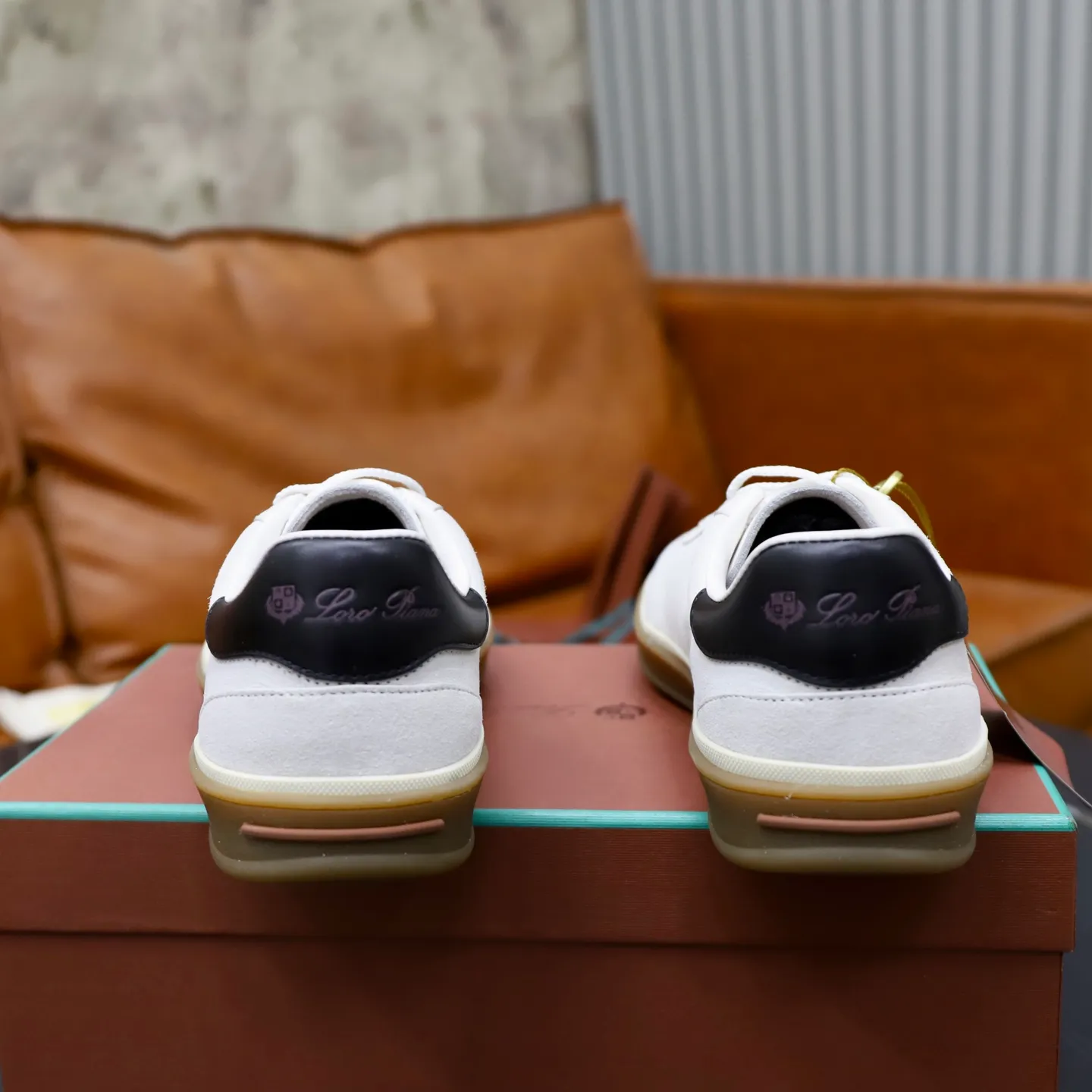 Ex-factory price: 560💰Loro Riana men’s moral training sneakers! Made from high-quality materials and designed in a low-cut silhouette, it offers an elegant and stylish look that's suitable for year-round wear. The unique double-layer sole aesthetic design, caramel cup-shaped outsole is decorated with off-white rubber trim, creating an attractive color combination. Pair with tailored pieces or jeans for a sophisticated yet casual look. The heel is decorated with soft cow leather tongue with Kummel color inserts and cotton laces with embossed LP logo. Upper: cow split suede. Lining: original thickened soft sheepskin. Size: 38-39-40-41-42-43-44 (customized in 45.46)